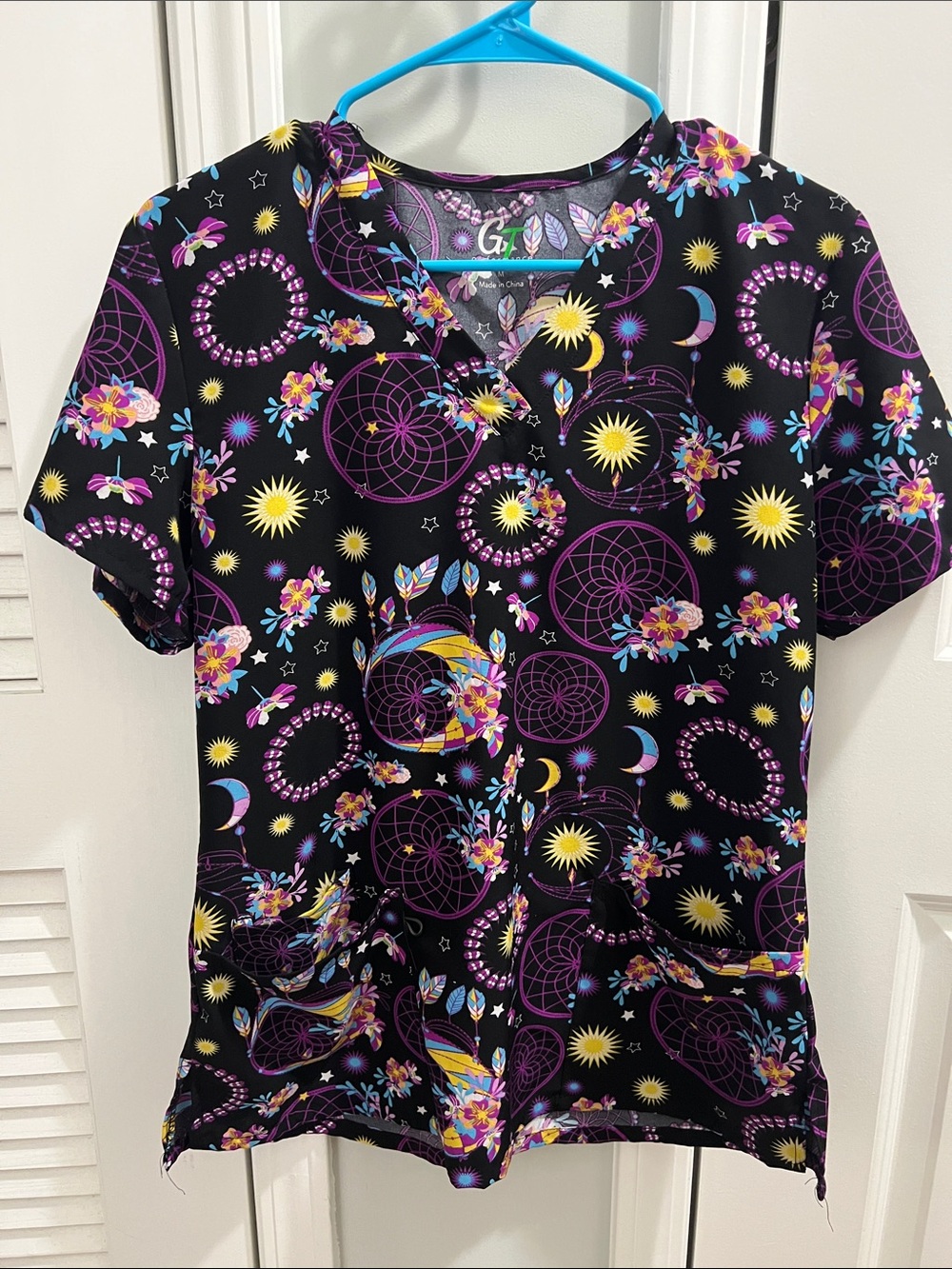GT Performance Black Dreamcatcher & Celestial Print Women's Scrub Top Size M